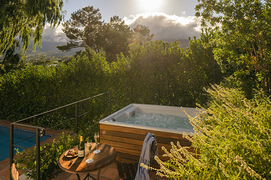 Leeu-Estates-Fynbosch-Cottage-Hot-tub-1