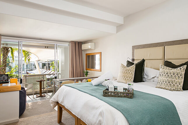 The-Bay-Hotel_wellness_pool_club_1