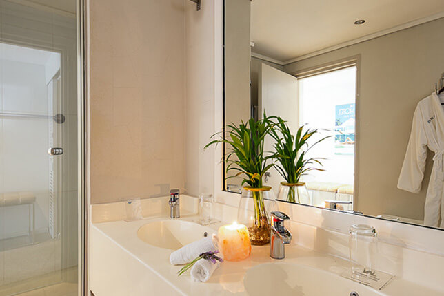 The-Bay-Hotel_wellness_pool_club_2